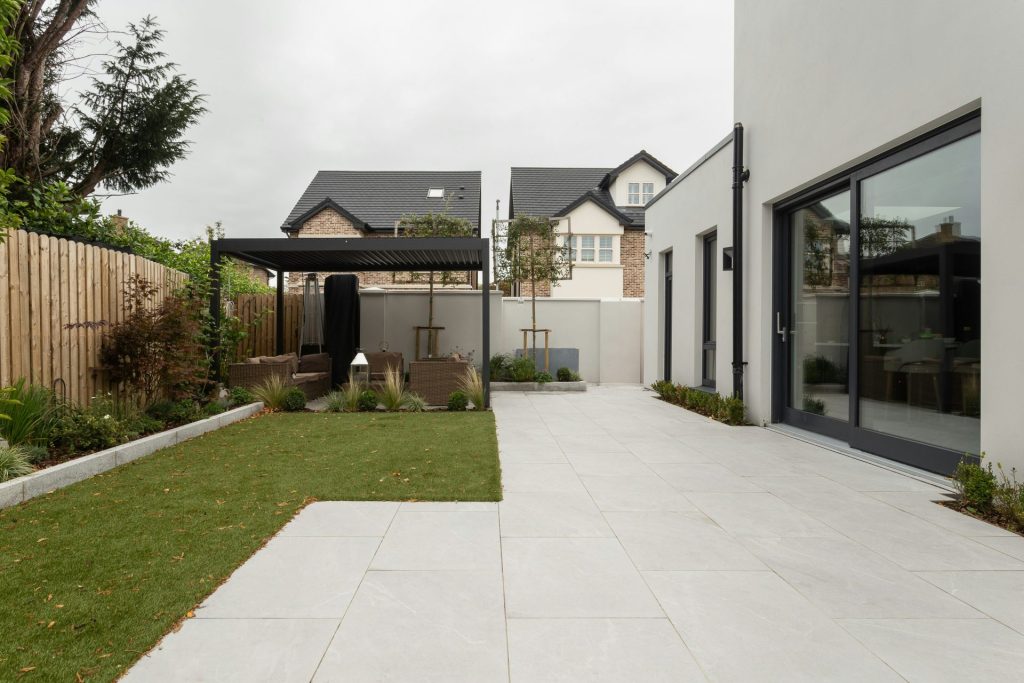 ein Haus mit großem Garten und überdachter Terrasse